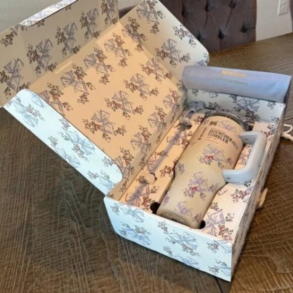 STANLEY X LOVESHACKFANCY HOLIDAY QUENCHER | 40 OZ - Picture 5 of 5